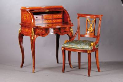 Zierlicher Damenschreibtisch mit passendem Stuhl, Italien um 1965, Hersteller Marconi Arte, Rosenholzfurnier, Korpus Hartholz, Barockstil, Platte mit ...