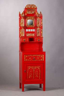 Altarschränkchen, Indonesien um 1900, Niederländischer Kolonialstil, Korpus Eiche, rot lackiert, partiell goldfarben staffierte Balustersäulen u. ...