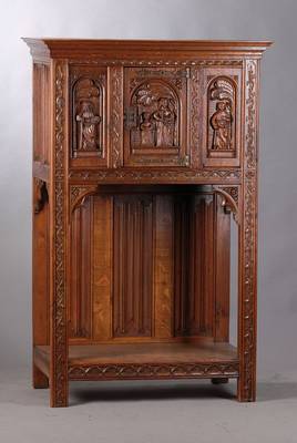 Stollenschrank, um 1870/80, Eiche massiv, Kopf vielfach profiliert, Schrankteil 1-türig, 3-fach kassettiert je mit Schnitzereien aus dem Vollholz in ...