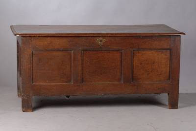 Stollentruhe, sog. Flachdeckeltruhe, um 1830, Eiche geschwärzt, Front 3-fach kassettiert, Seiten 2-fach kassettiert, Boden sek., schwundrissig, ca. ...