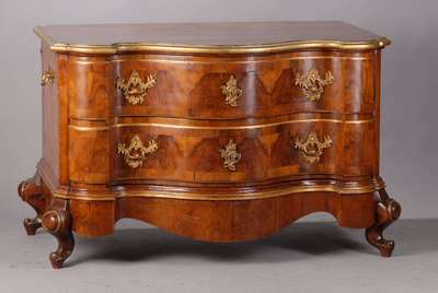 Barockkommde, wohl England um 1780, Nussbaumfurnier,Korpus Weichholz, 2-schübig, Platte (diese in der Zeit erneuert) doppelt gespiegelt verlegt, ...