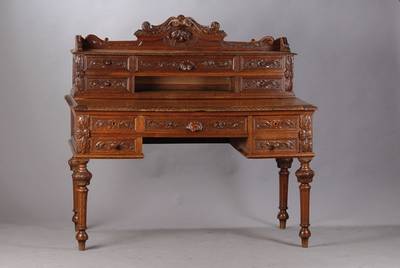 Aufsatzschreibtisch, Frankreich um 1880/90, Eiche massiv, eklizistischer Stil, Aufsatz 5-schübig, 1 Ablagefach, volutenverzierte Schnitzerei aus dem ...