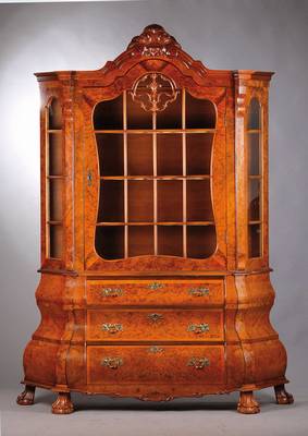 Aufsatzvitrine, sog. Prahlhans, um 1980, schönes Wurzelnussfurnier gespiegelt verlegt, Vitrinenteil 3-seitig verglast, Kopf geschweift, 5-fach ...
