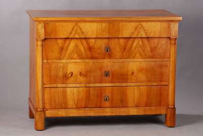 Säulenkommode, Biedermeier, 1.H. 19.Jh., Korpus Weichholz, Front in hellem Nussbaum furniert, 4-schübig, seitliche Halbsäulen, ...