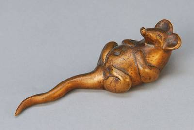 Gernot Rumpf, geb. 1941 Kaiserslautern, Maus Bronzeskulptur, monogrammiert, Gießerstempel Strehle, H. ca. 5cm, L. ca. 12.5 cm,