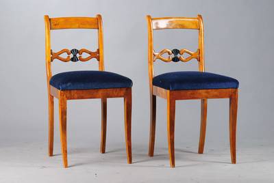 6 Biedermeierstühle, um 1870, Birke, Lehne je mit 2 gespiegelten Doppelvoluten, dazwischengeschwärzte Muschelschnitzerei, umlaufend ge schweifte ...