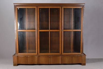 Großer Bücherschrank, deutsch um 1928/30, Korpus Eiche massiv, Oberteil frontseitig verglast, 3-türig, Türrahmen mit Wurzel- u. Nussholz ...