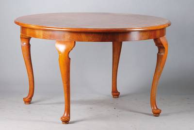 Runder Tisch, wohl Niederhöfer/Edenkoben, 1920er Jahre, Nußbaumfurnier, wohnfertiges Möbel im Barockstil, H. ca. 76 cm, D. ca. 130 cm