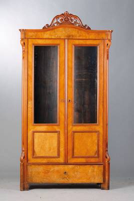 Vitrine, Gründerzeit, um 1890, Wurzelnussfurnier, frontseitig verglast, Fuß 1-schübig, l. Altersschäden, ca. 191x100x44 cm