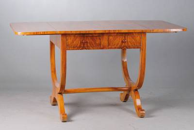 Tisch im Biedermeierstil, 20 Jh., ausklappbar, Nußbaumfurnier gespiegelt, je 2 Schubladen pro Seite, geschweifte Füße, Geb.- Sp., ca. 80x 81(148)x ...