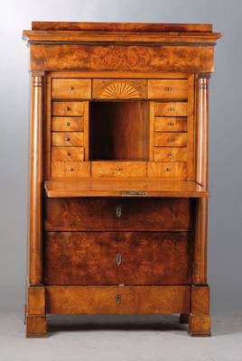 Standsekretär, norddeutsch um 1830, Wurzelnussfurnier doppelt u. 4-fach gespiegelt verlegt, 4-schübig, Kopf 3-fach getreppt, Fuß passig, seitliche ...