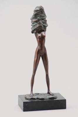 Nick, zeitgenössischer Künstler, Bronzeskulptur teils patiniert, sich auskleidende Frau, signiert, Gießerstempel, auf Marmorsockel, Gesamthöhe ...