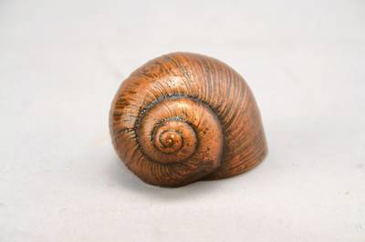 Paul Wunderlich, 1927-2010, Bronzeskulptur, Schnecke, mit Buch: Labyrinthe, Das Werk von Paul Wunderlich, signiert, H. ca. 3.5 cm