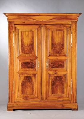 Schrank, badisch, Umkreis Freiburg, um 1800,Nußbaum massiv, Türen dreifach kassettiert, Seiten doppelt kassettiert, aufgesetzte nußbaumfurnierte ...
