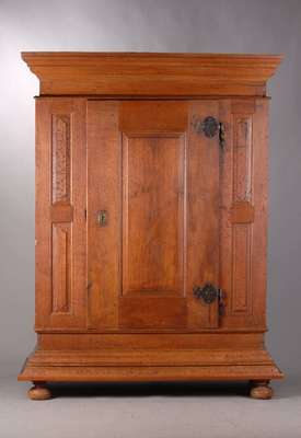 Barockschrank, Schwalm, Hessen um 1800, Eiche massiv, Kopf 4-fach getreppt mit doppeltem Ogee-Profil, Tür einfach kassettiert, rechts u. links davon ...