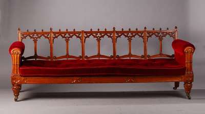 Sofa, England um 1830/40, Eichegestell, neu -gotische Versproßung, Sitzpolsterauflage, diese vielfach genoppt, u. Bezug in sehr gutemZustand, auf ...