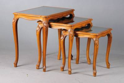 Satz Beistelltische, sog. Schröder-Möbel, um 1965, Nussbaum massiv, Schnitzereien aus dem Vollholz, je mit integ. Glasplatte, gute Verarbeitung, ...