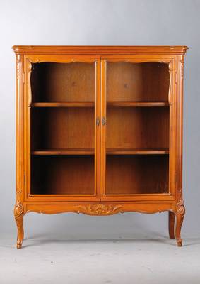 Vitrine, sog. Schröder-Möbel, um 1965, Nussbaum massiv, Schnitzereien aus dem Vollholz, 2 Einlegeböden, gute Verarbeitung, ca. 120x106x38 cm