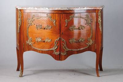 Kommode, Frankreich um 1930, Mahagoni u. Palisander sternförmig furniert, franz. Mamorplatte, 2-türig, reiche Bronzeappliken, gebauchte Form, lt. ...