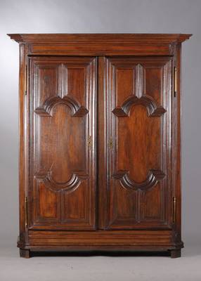 Barockschrank, Elsaß-Lothringen um 1780, Eiche massiv, auf Rahmen gearbeitet, Kranz mitvielfacher Profilierung, dieser sek., Kopf mitangedeuteter ...