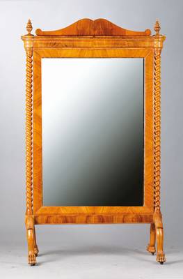 Spiegel, Spätbiedermeier um 1850/60, Nussbaum und Wurzelholzfurnier, wohl ehemals mit Goblin-Bild, Kranz passend ergänzt, seitliche, gedrechselte ...