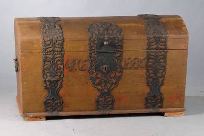 Buckeltruhe, Anfang 19. Jh., Eiche massiv, Eisenblechbeschläge, orig. Schnappschloß, polychrome Bemalung (wohl Hochzeitsdatierung) später, Sockel ...
