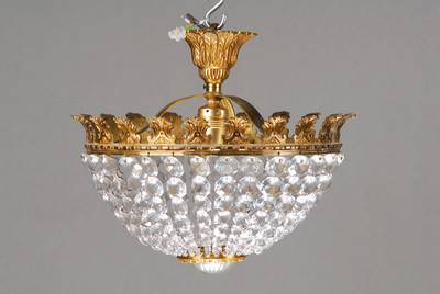 Deckenlampe, wohl Spanien, 20er Jahre, reiches Glasgehänge, eine Mittelbrennstelle, H. ca. 36 cm, D. ca. 34 cm, Fu. nicht geprüft
