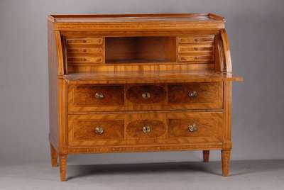 Zylinderbureau, sog. Bureau á cylindre, Um 1770/80, große Nähe zu Neuwied, Nussbaumfurnierdoppelt gespiegelt verlegt, Korpus Weichholz, Front mit ...