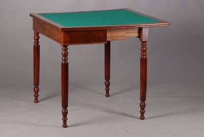 Spieltisch, deutsch um 1850, Pyramidenmahagoni gespiegelt verlegt, reichlich gedrechselt u. geriefte Beine, mit grünem Stoff beschlagen, guter ...