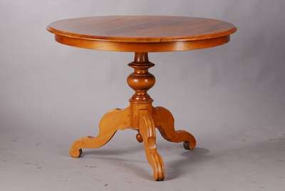 Runder Tisch, Biedermeier um 1870, schönes Nussbaumfurnier, reich balustierte Säule auf 3 doppelt geschweiften Füßen, H. ca.74 cm, D. ca. 100 cm
