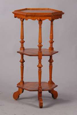 Etagere, 2.H. 19.Jh., Nussbaum massiv, 6-eckige Formgebung, 3 reich balustierte Säulen tragen 3 Etagen, Neuverleimung empf., H. ca.80 cm, D. ca. 45 ...