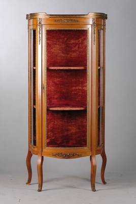 Vitrine, Frankreich, um 1880/90, Kopf mit feinem Messinggitter in Durchbrucharbeit, Front 1-türig, 3-seitig verglast, dieses gewölbt, reiche ...