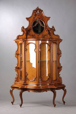 Vitrine, Nussbaum, 1860, vielfach geschweifte Form, Aufsatz mit reicher Rocaillen-, Akanthusblatt- und Volutenschnitzereien, verspiegelt, dieser mit ...