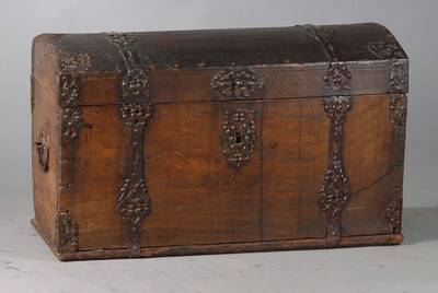 Kleine Barocktruhe, sog. Reisetruhe, um 1730/50, genauer: Buckeltruhe, aufwendiges Beschlagwerk, orig. Schloss, Schlüssel u. Beschlag, ...