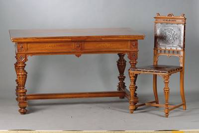 Ausziehtisch mit 4 Stühlen, Gründerzeit um 1880/90, Tisch in stiltypischer schweren Kastenform, Platte mit Band- u. Fadenintarsien u. floraler ...