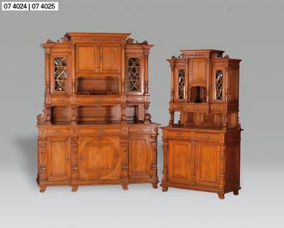 Prachtvolles, großes Buffet, Gründerzeit um 1880/90, Nussbaum massiv, horizontal wie vertikal in sich 3-geteilt, Aufsatz podestähnlich mit ...
