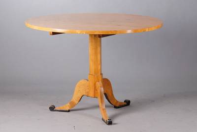 Tisch, mitteldeutsch, um 1860/70, Ahorn furniert z.T. massiv, furnierte Platte (diese ehemals zum ausziehen) auf gerader, 6-eckigen Säule, 3 ...