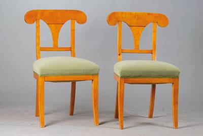 4 Biedermeierstühle, Mitteldeutsch, um 1830/40, Ahorn massiv z.T. furniert, sog. Schaufelstühle, Rückenlehne schaufelförmig mit angedeuteten ...