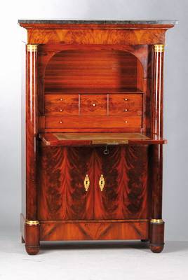 Standsekretär, um 1800, Mahagonifurnier bzw. Pyramidenmahagonifurnier 4-fach gespiegelt v erlegt, 2-türig, Klappe mit reicher Inneneinrichtung, ...