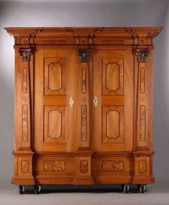 Pilasterschrank, Hessen um 1680-1720, Eiche Kernholz, warmer Braunton, in sich 3-geteilt, Kopf vielfach in unterschiedlichsten Profilierungen u.a. ...
