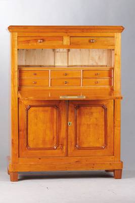 Standsekretär, Norddeutsch um 1830/40, Kirschbaum massiv, Kopf 2-schübig, vielfach profiliert, Unterteil 2-türig, Innenleben 6-schübig mit einem ...