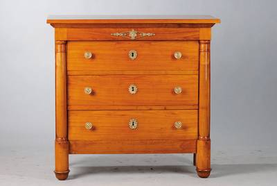 Säulenkommode, Empire um 1800, Kirschbaum massiv, seitl. Halbsäulen, Seiten je kassettiert, 3-schübig, reicher Messingbeschlag, rest., Reste alten ...