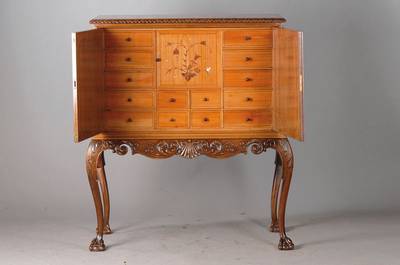 Besteckschrank, um 1920-25, hinter 2 Türen zahlreiche Schubladen, Kirschbaum mit Bandintarsien, Tür mit floraler Marketerie in verschiedenen ...