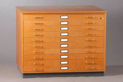 Schubladen-/Grafikschrank, 2.H. 20.Jh., Eichefurnier, z.T. auf Buchekorpus, Hersteller "Hados", 10-schübig je mit Beschriftungsfeld, ...