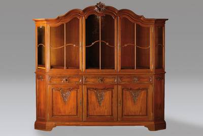 Aufsatzvitrine, sog. Prahlhans, Warrings- Möbel, um 1965, Nussbaum z.T. massiv, wuchtige Ausführung, vielfach geschweiftes Kapitell, Front und ...