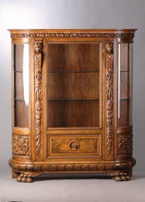 Vitrine, Neorenaissance um 1930, Nussbaum massiv z.T. furniert, halbrunde Form, Kopf 4- fach getreppt und gefriest, 3-seitig verglast,dieses ...