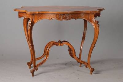 Tisch, um 1860, Nussbaum massiv u. z.T. doppelt gespiegelt furniert, Platte vielfach geschweift u. gekröpft, Füße beginnen u. enden in Voluten, ...