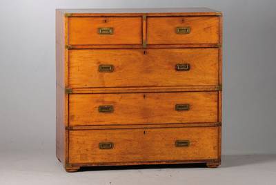 Schiffskommode, England 19. Jh., Mahagoni, 2-teilig, 5-schübig, Form umstandsbedingt vereinfacht u. verstärkt, Messinggriffe u. - verstärkungen, 1 ...
