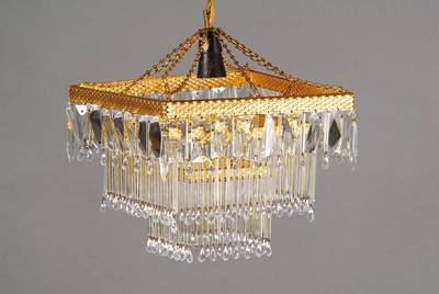Deckenlampe, wohl Frankreich, um 1920/30, geschliffene Glaskristalle und Stäbchen, Korpus H.ca. 31 cm, plus Kette ca. 27 cm, intakt, jedoch ...