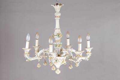 Deckenlampe und zwei Wandlampen, Kaiser, 2. H. 20. Jh., Porzellan, 6 Brennstellen, mit applizierten Blüten, diese minimal bestossen, Wandlampen mit ...